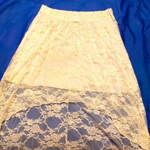 Short skirt with lace train